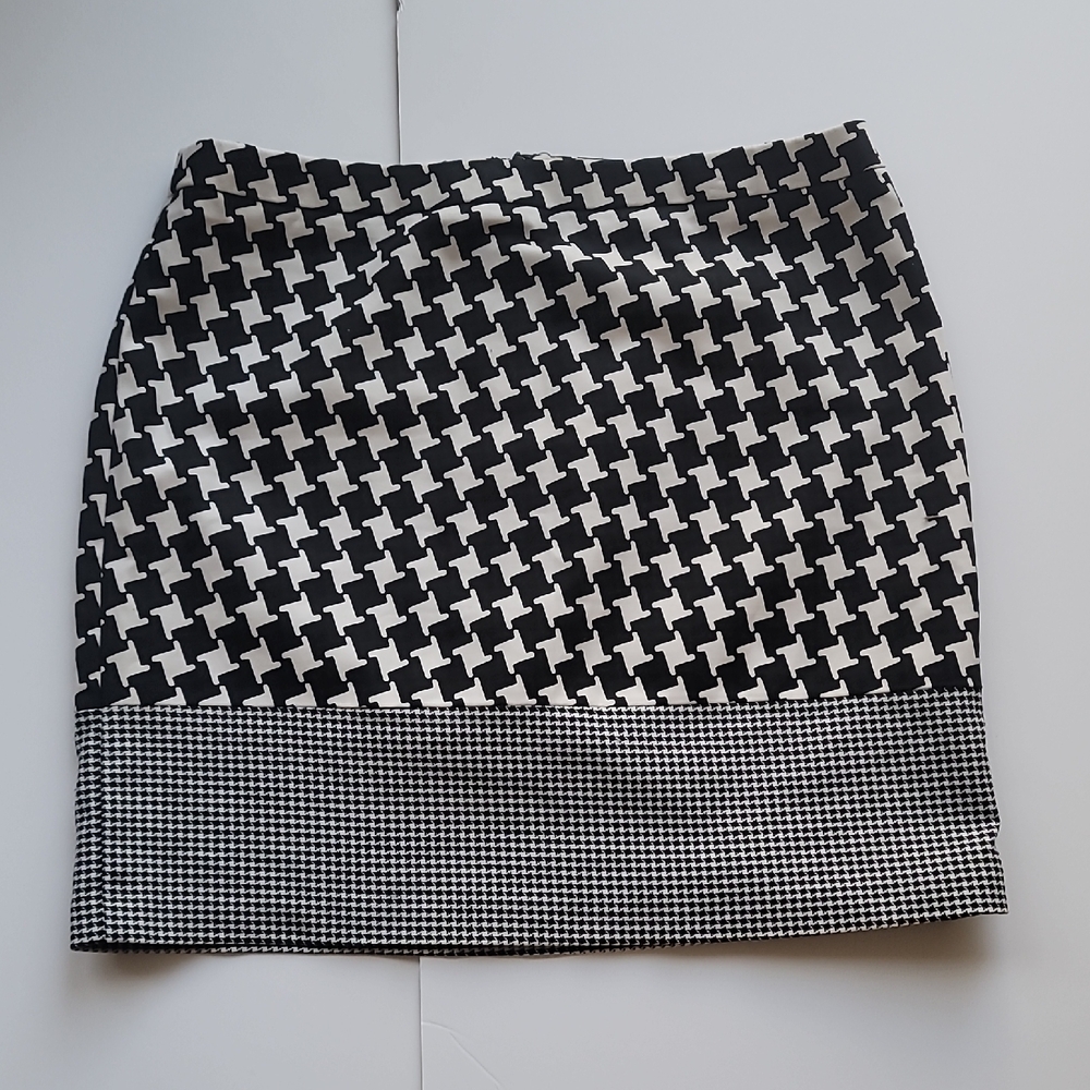 Michael Kors Black and White Pencil Mini Skirt. Zipper Closure. Great co…